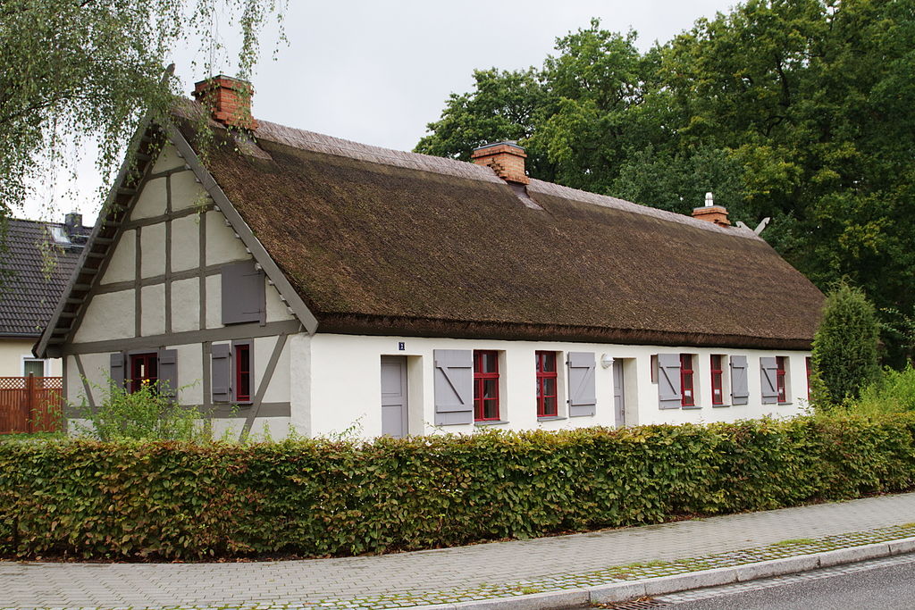 Ein Haus mit Strohdach in Groß Kreutz (Havel)